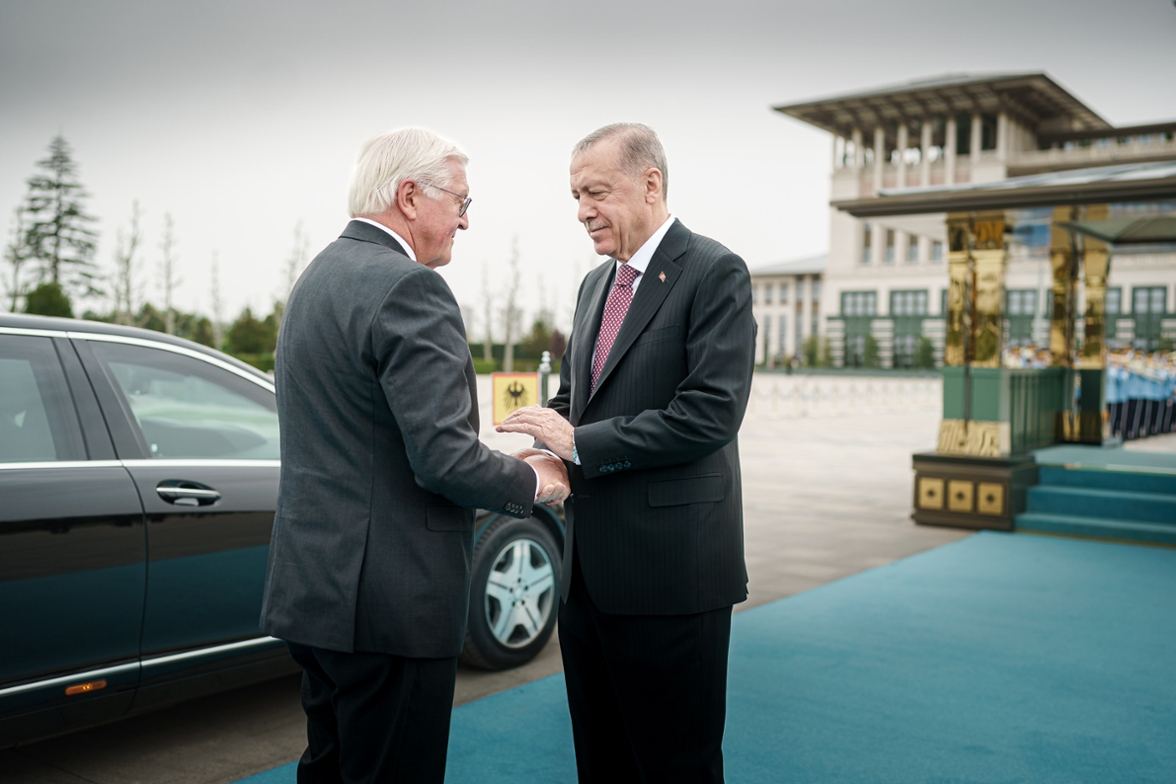 Federal President Frank-Walter Steinmeier is welcomed by the President of the Republic of Turkey, Recep Tayyip Erdoğan, at the Presidential Palace